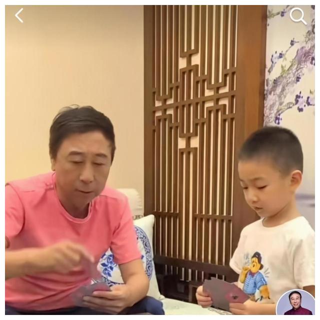 冯巩孙子近照祖孙三代好似共用一张脸遗传基因真强大
