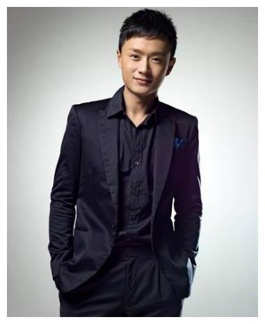 佛祖被迫下凡转世,而乔灵儿则是如来佛祖的转世,乔灵儿的扮演者是吴健