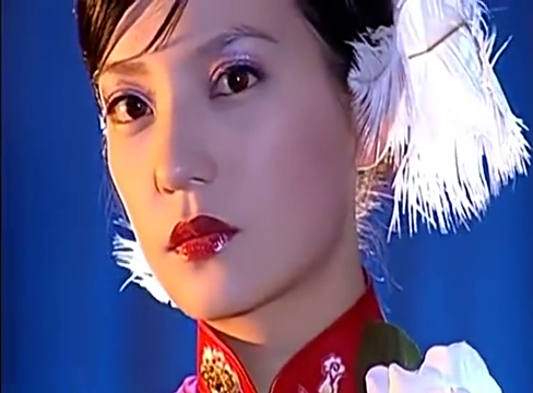 白玫瑰一浇水就变红,县令一看看出蹊跷,刨开土果然有一具女尸!