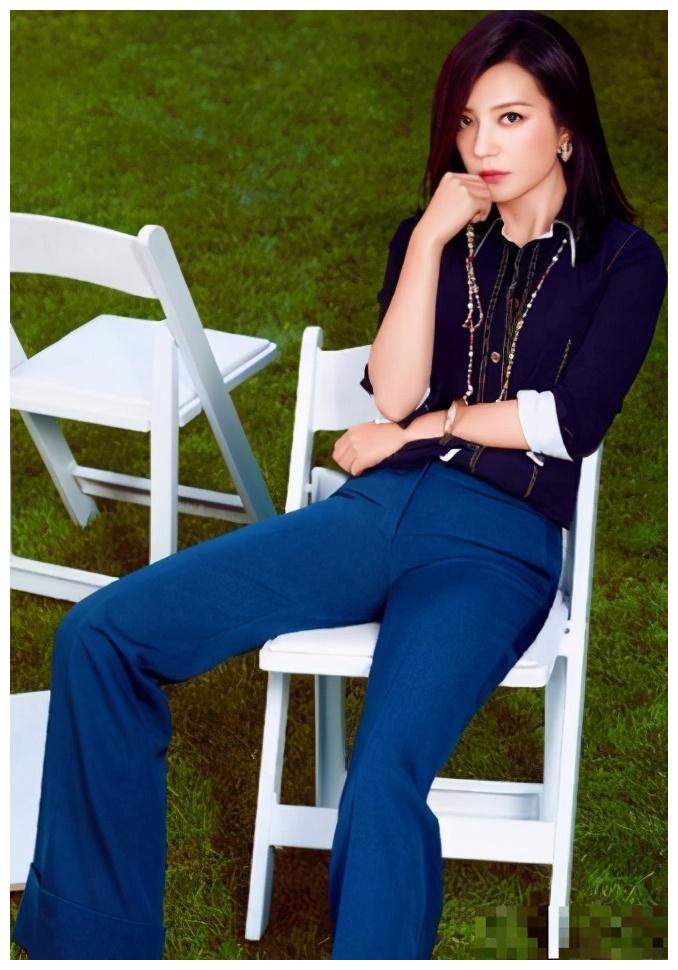 赵薇又带火了一种穿法!军大衣配修身牛仔裤,虽慵懒但引领潮流|赵薇|牛