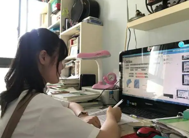 河北老师上网课惨遭炸房,图片语言不堪入目,遇内鬼学生老师很生气休闲区蓝鸢梦想 - Www.slyday.coM