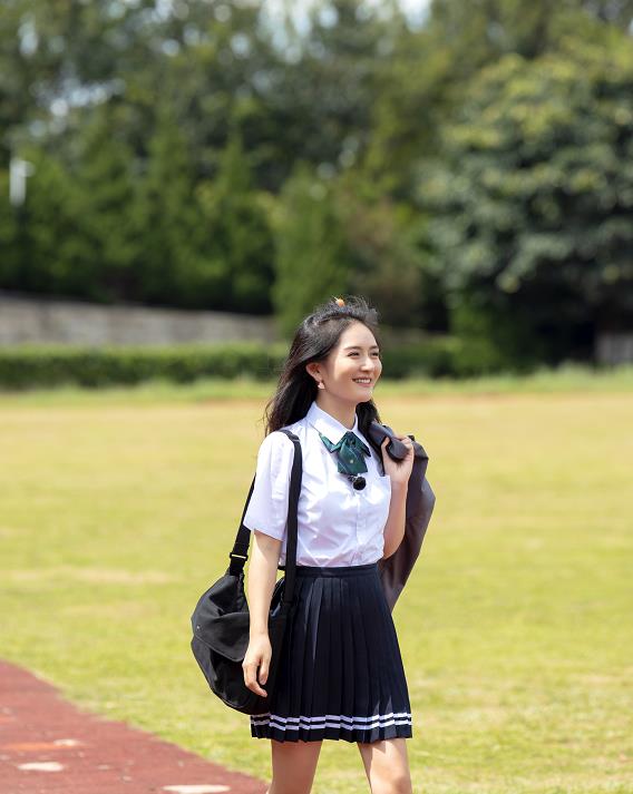 谢娜还是对jk裙下手了,配毒液袜穿,秀出这腿怕是女主持人中最