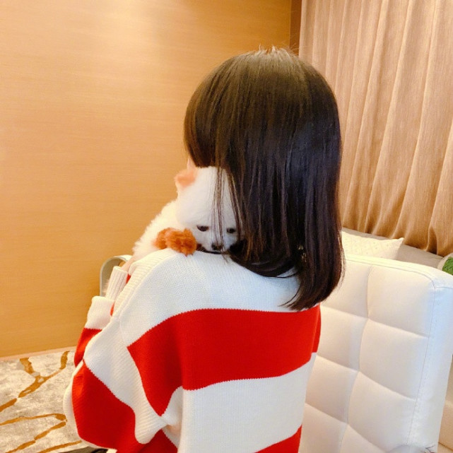 冯提莫戴上草莓发饰,显可爱了不少,小时候的东西又流行起来了!