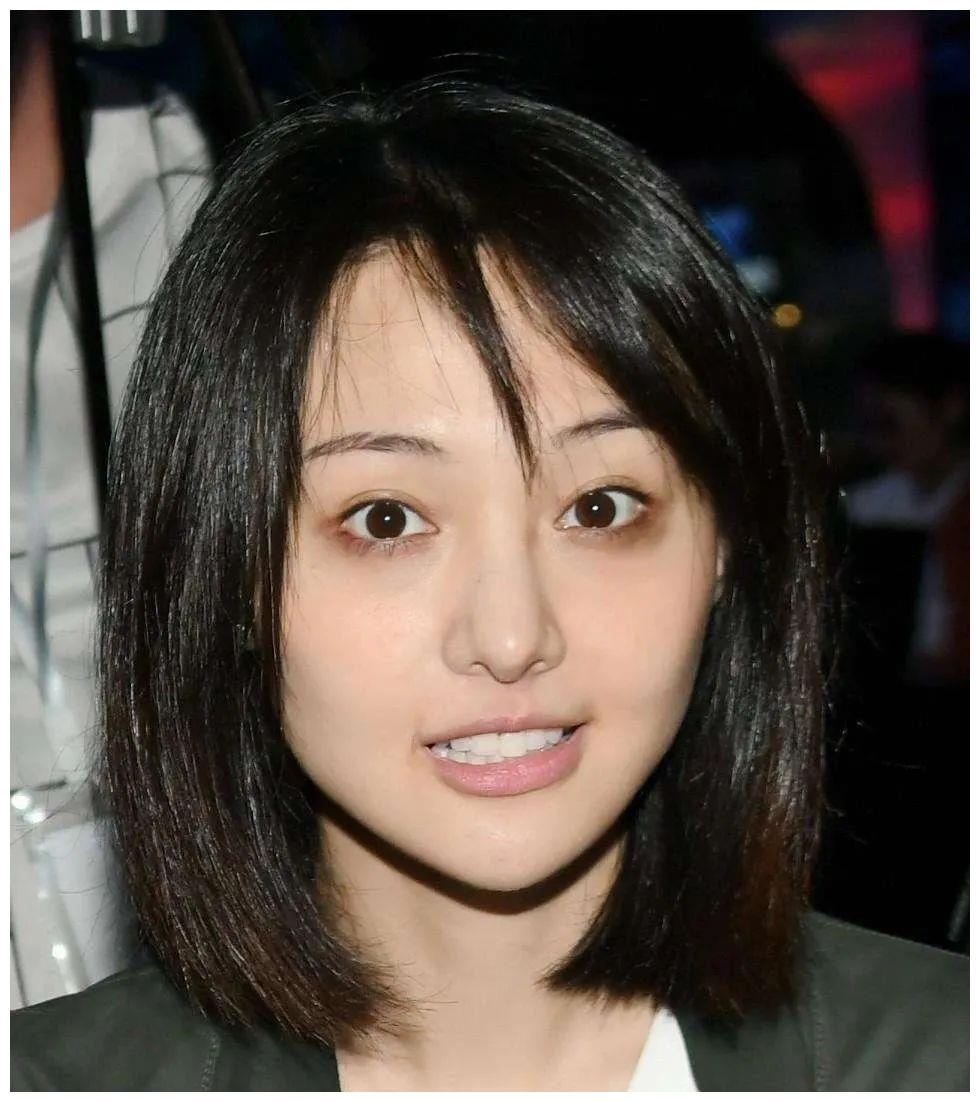 29岁的郑爽脸怎么了?瘦到脱相颧骨高耸,让人担心她的状态