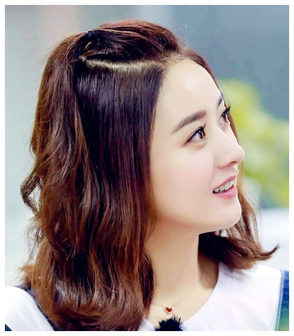 苹果头顾名思义,就是形象有点类似于苹果,顶在头顶上的,半扎发型,娱乐