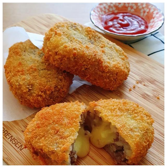 日本国民美食的可乐饼,外表酥脆,内心绵密软糯,大人小孩都爱吃