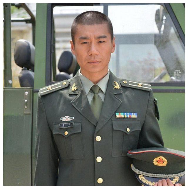 徐佳在该剧中饰演了王艳兵,从最开始桀骜不驯的小混混,然后成长为一个