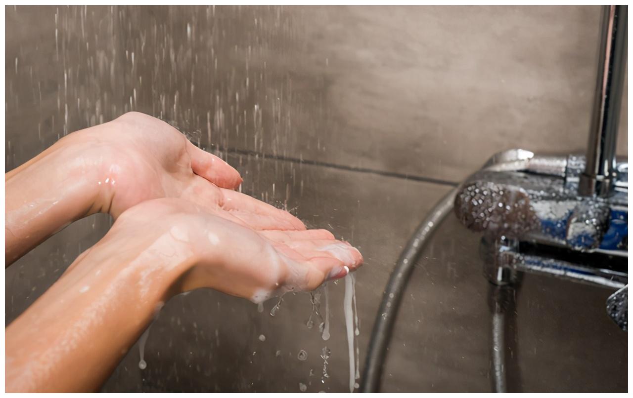 除了洗澡的频率之外,宝妈们还要注意洗澡的水温和时长,冬季洗热水澡是