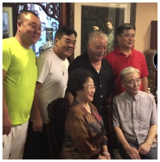 这之后,马志明改捧哏,分别给苏文茂,于宝林和赵伟洲等人量活,可马志明