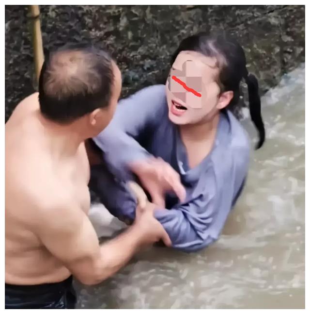 浙江一女子跳河欲轻生,大叔救助反被扇耳光,接下来场面看呆路人休闲区蓝鸢梦想 - Www.slyday.coM 浙江一女子跳河欲轻生,大叔救助反被扇耳光,接下来场面看呆路人休闲区蓝鸢梦想 - Www.slyday.coM