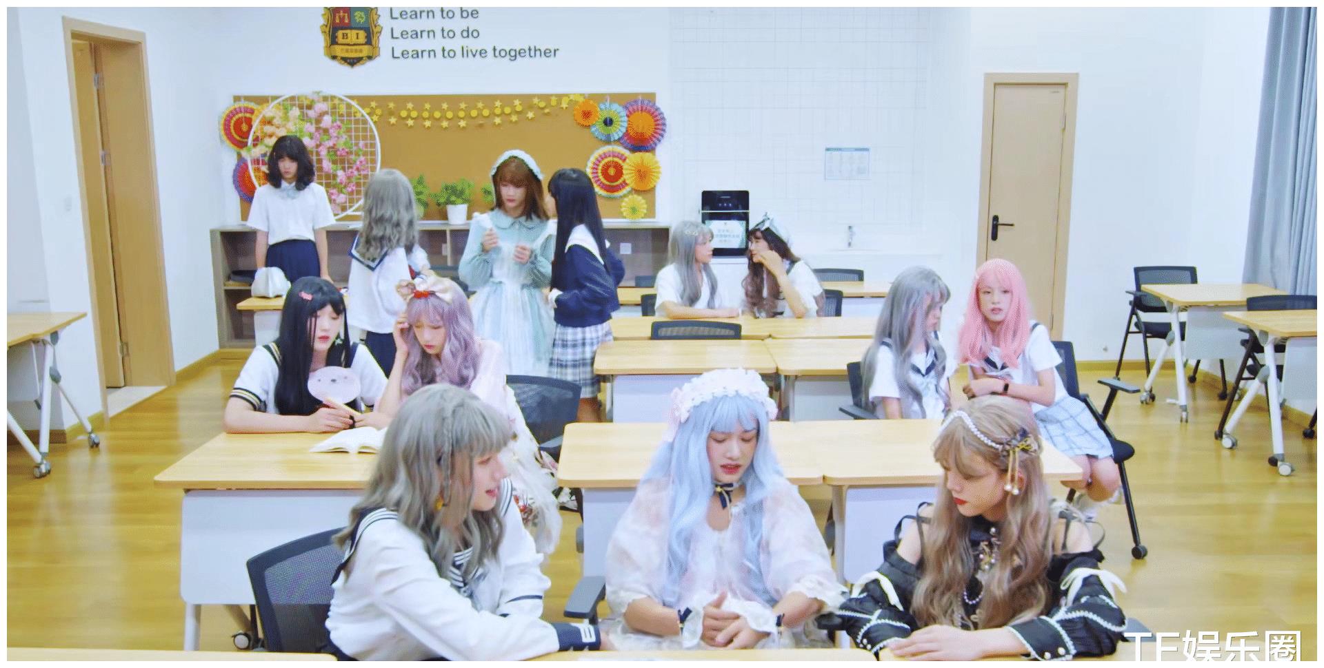 放出的物料也是让人大跌眼镜的,原来三团的每个孩子都安排上了女装