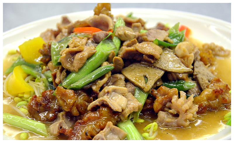 猪八宝,跟九门头类似,选用猪的多个部位烹制而成,口口惊喜,好吃的停不