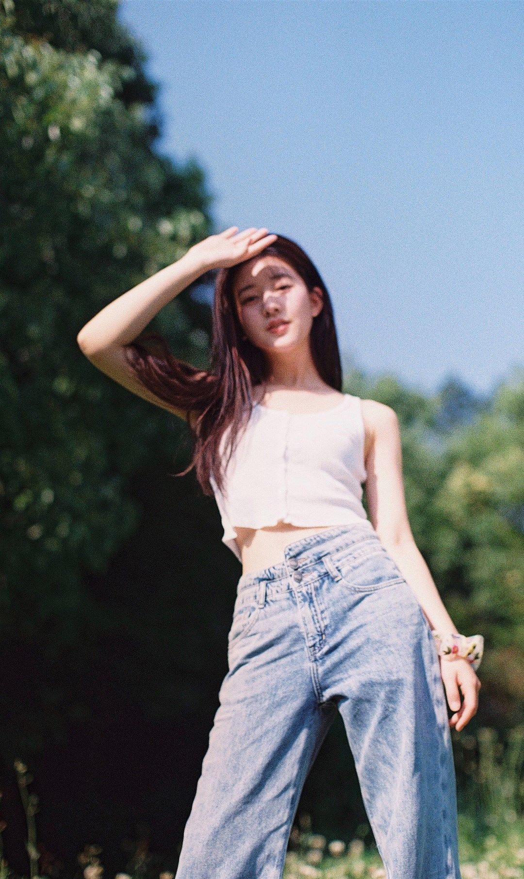 赵露思复古写真,工字背心搭配阔腿牛仔裤,活力满满娇俏可人