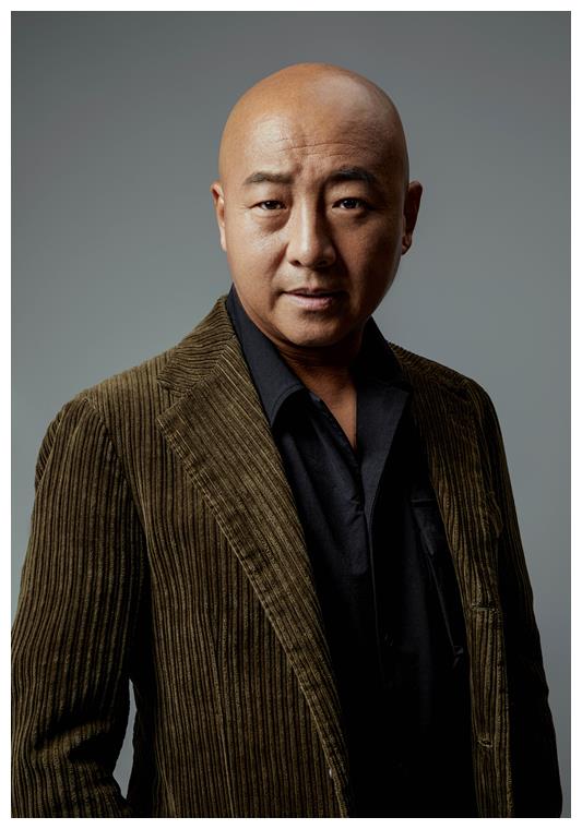 周晓鸥曝全新写真绅士造型尽显深沉魅力