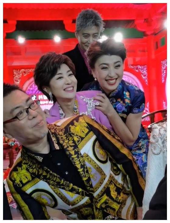 辽宁春晚主持人阵容曝光名嘴周炜挑大梁赵本山爱徒闫学晶也在