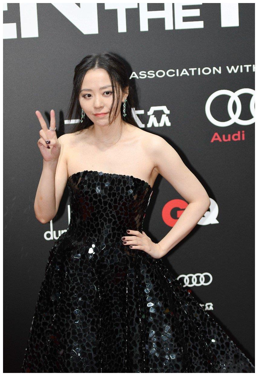 百变歌手张靓颖一身黑色开叉礼服时尚就要这么搭