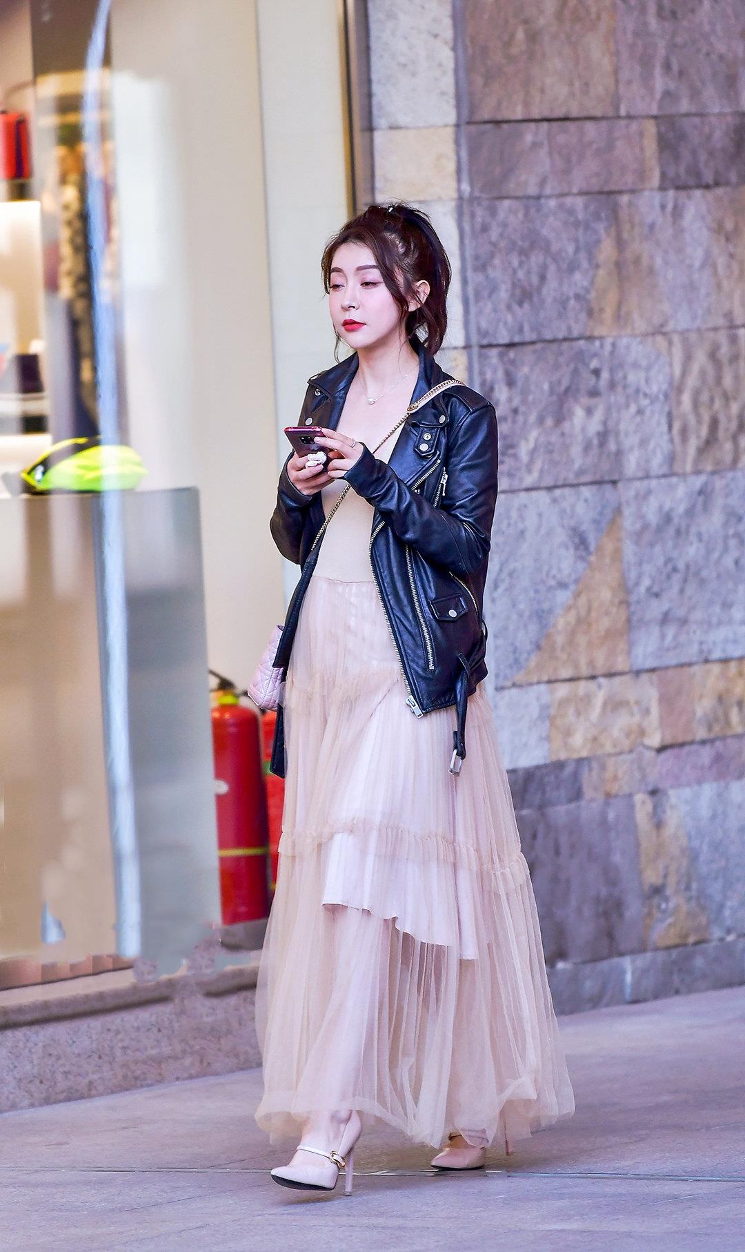 皮夹克,搭配粉色网纱连衣裙,穿出刚柔并济之美