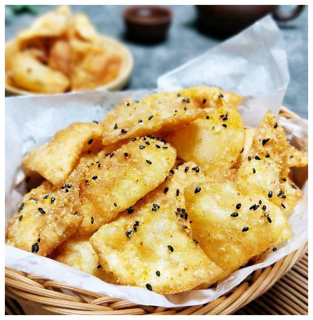 包不完的饺子皮做成椒盐酥,脆脆的,好吃!