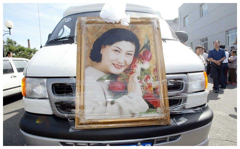 2005年高秀敏离世,母亲葬礼上一滴泪没留的女儿,如今怎样了