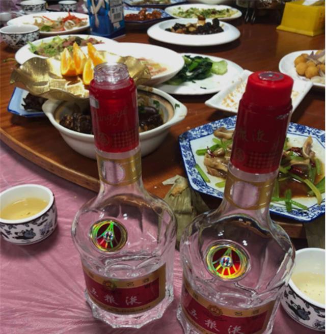 26人同学聚会,1人被冷落,半途离去,老板:他拿走2瓶五粮液
