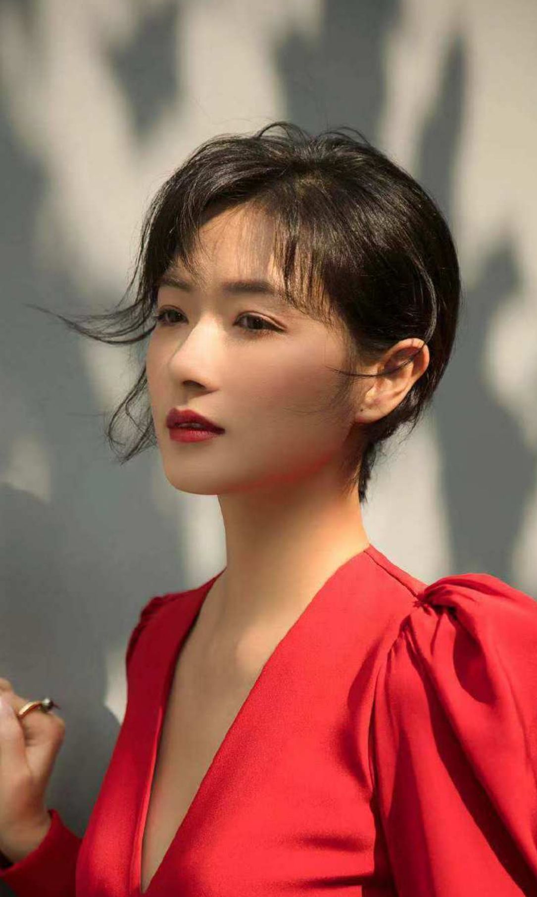 万茜时尚气质写真照，春风十里，都不如你的美