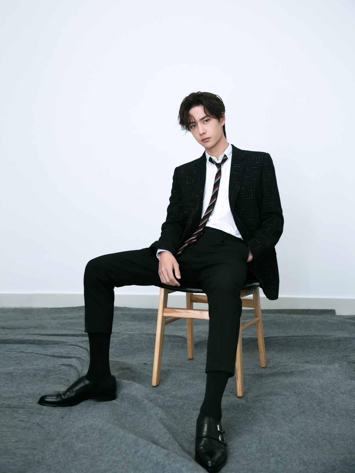 王一博和肖战同是卷发造型一个总裁风一个学院风