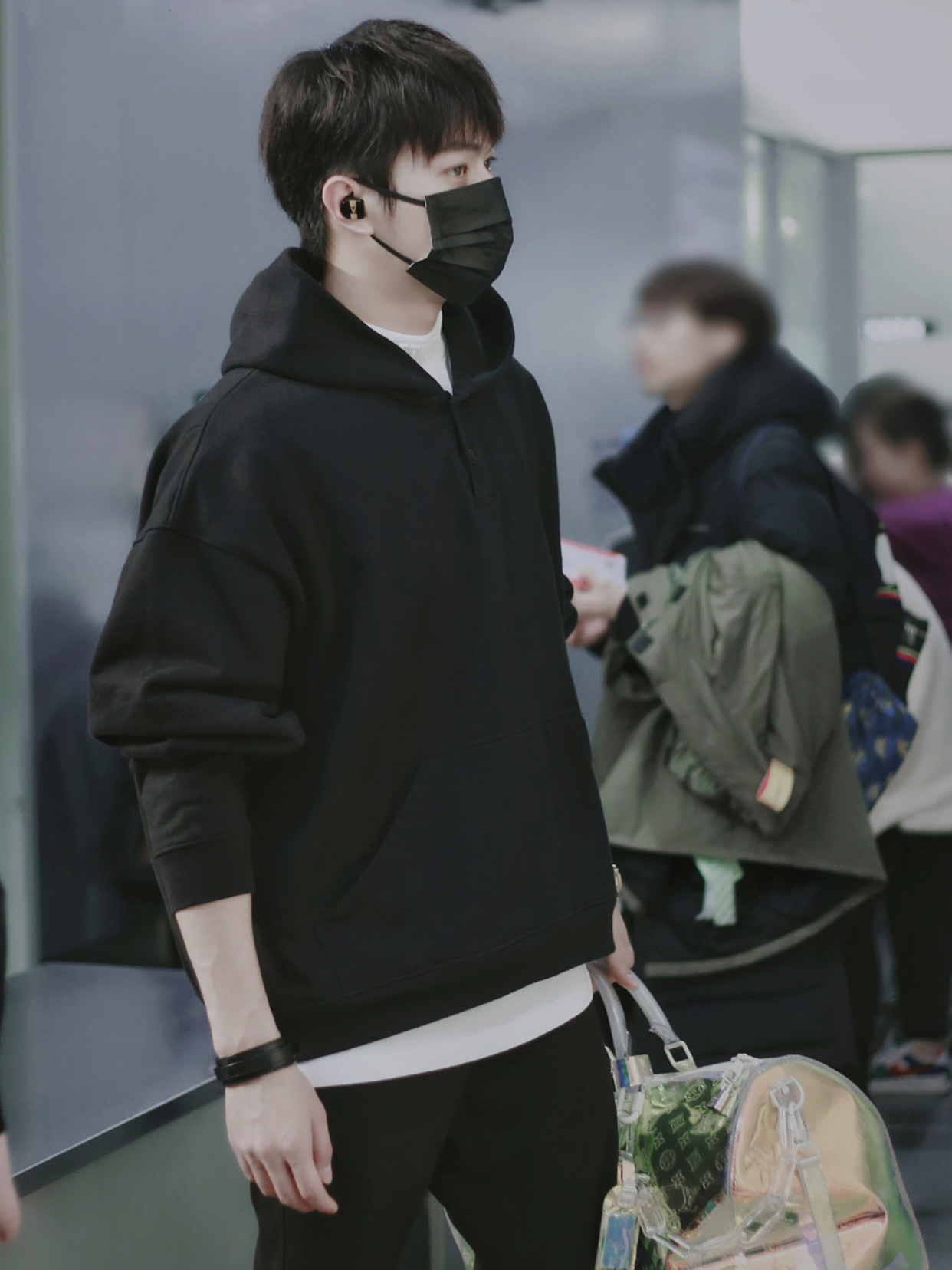 152斤许凯搭配一身黑色造型109cm腿长任性