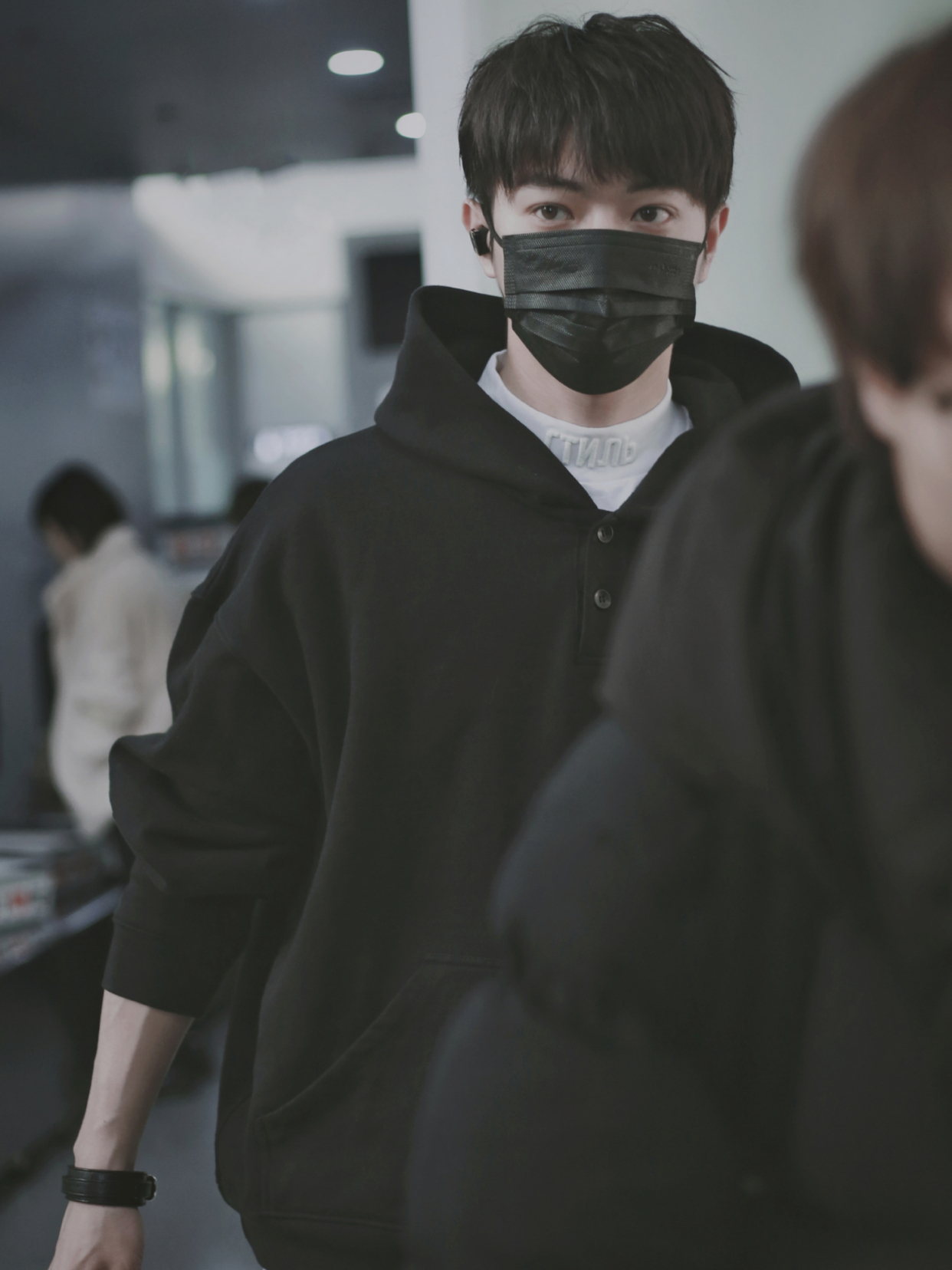 152斤许凯搭配一身黑色造型109cm腿长任性