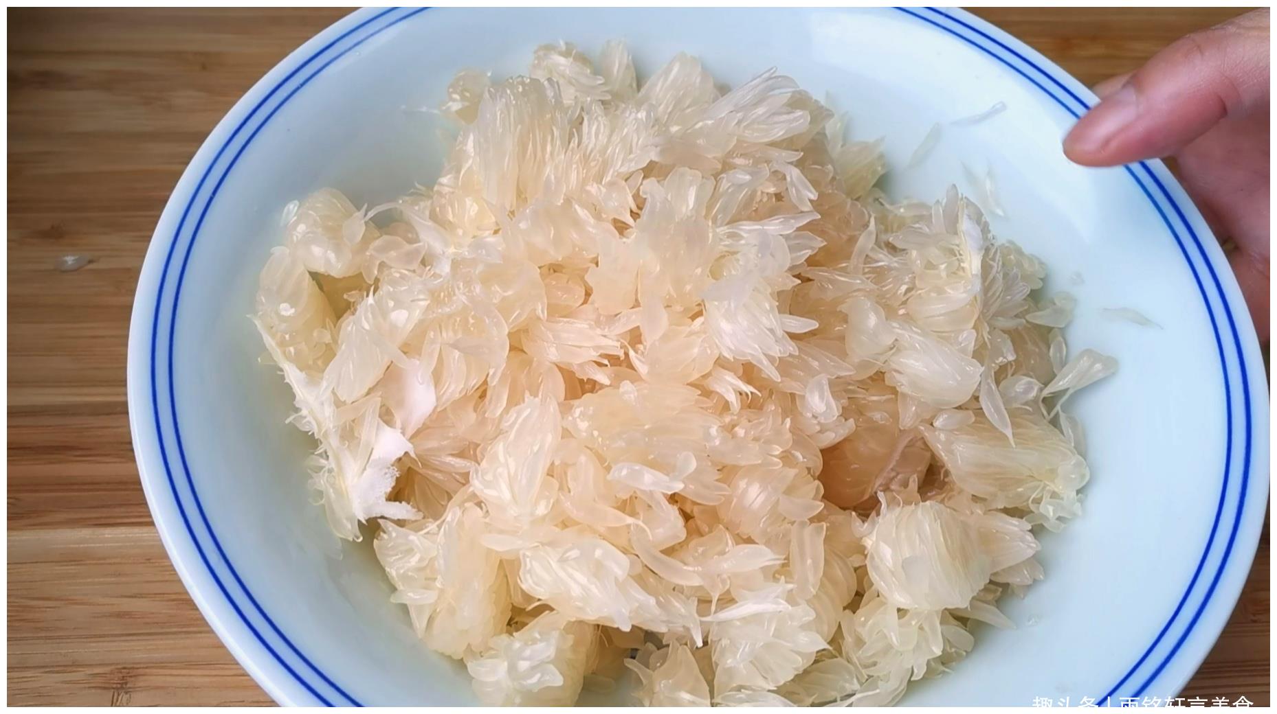 第四步:现在开始剥柚子果肉,教你快速剥柚子肉的方法,用刀把柚子的