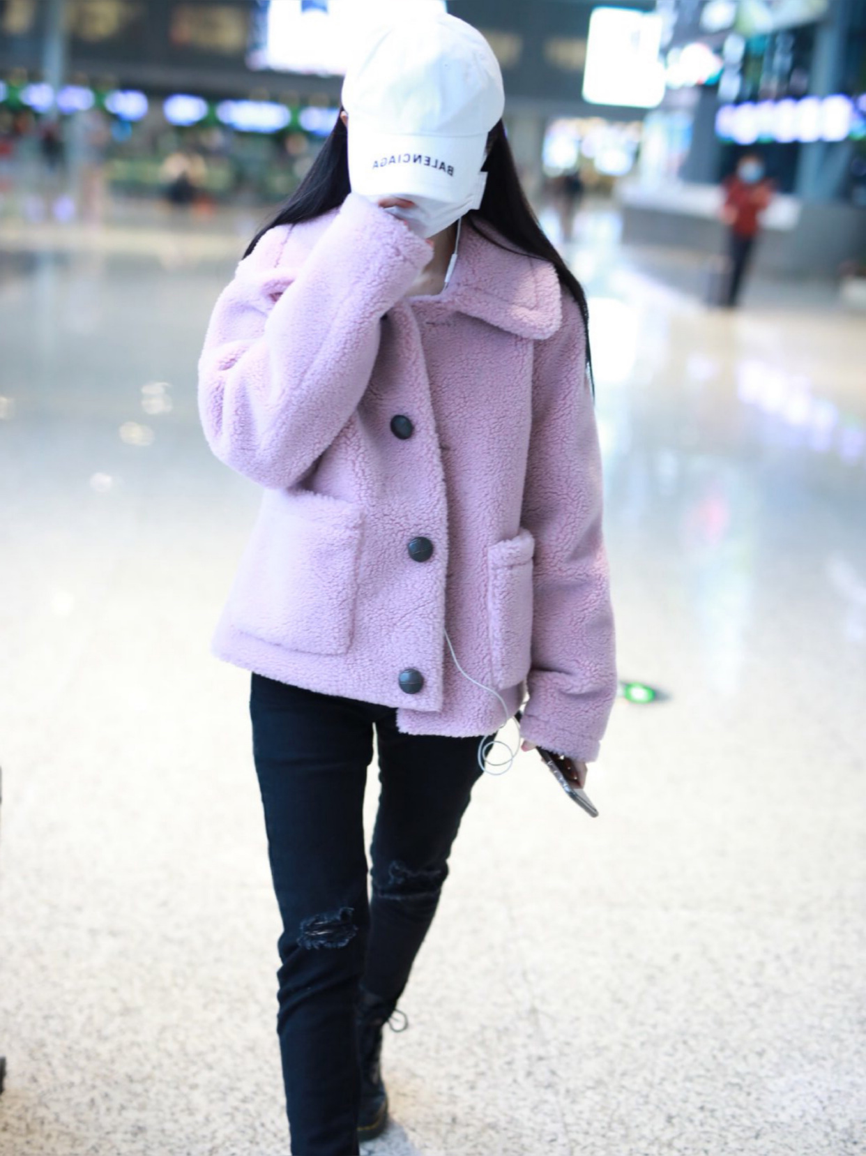 鞠婧祎遇上郑秀妍，同时粉色羊羔毛外套，却一个甜酷一个优雅！