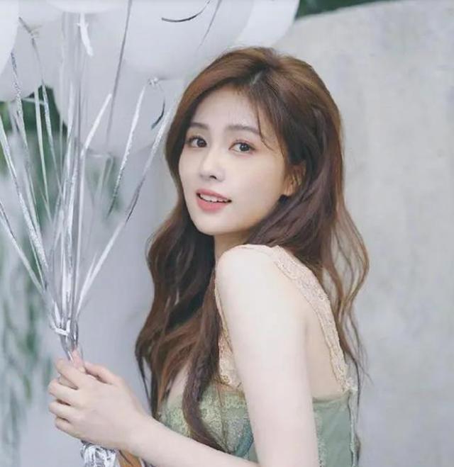 作为剧中的女主角,白璐总是准确地把握角色的情绪并加以表达,完美地