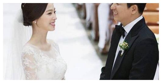 照片中的车侑蓝看起来笑容灿烂,与丈夫甜蜜十足.