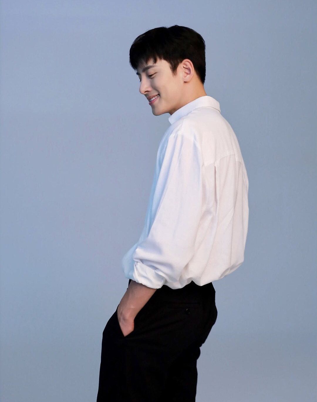 池昌旭新剧《便利店新星》待播,先来一波衬衫杀vs正装杀__财经头条