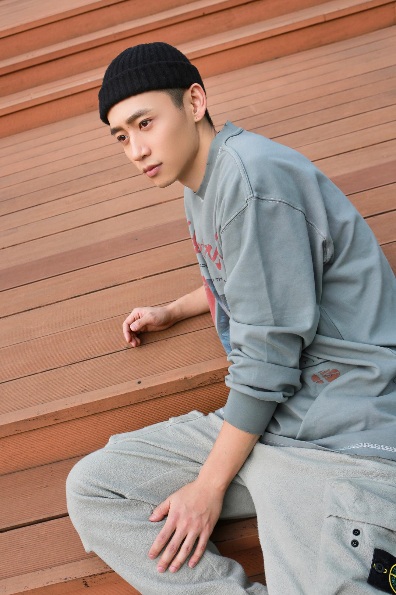 魏晨全新街拍瓜皮帽做旧卫衣应景春季潮搭