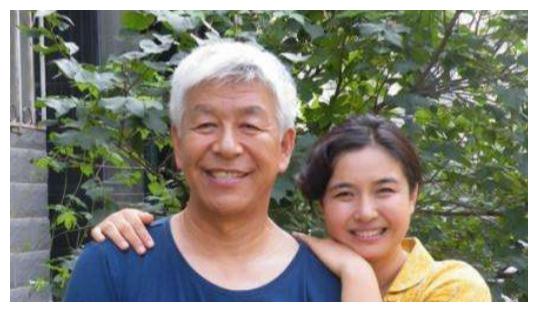 被儿女"榨干"的张洪杰,如今75岁0片酬也要带着"丑"妻拍戏|张洪杰|片酬