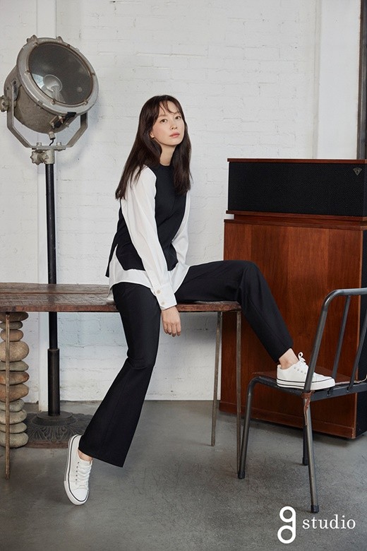 元斌妻子李娜英写真 街头漫步秋冬气氛浓