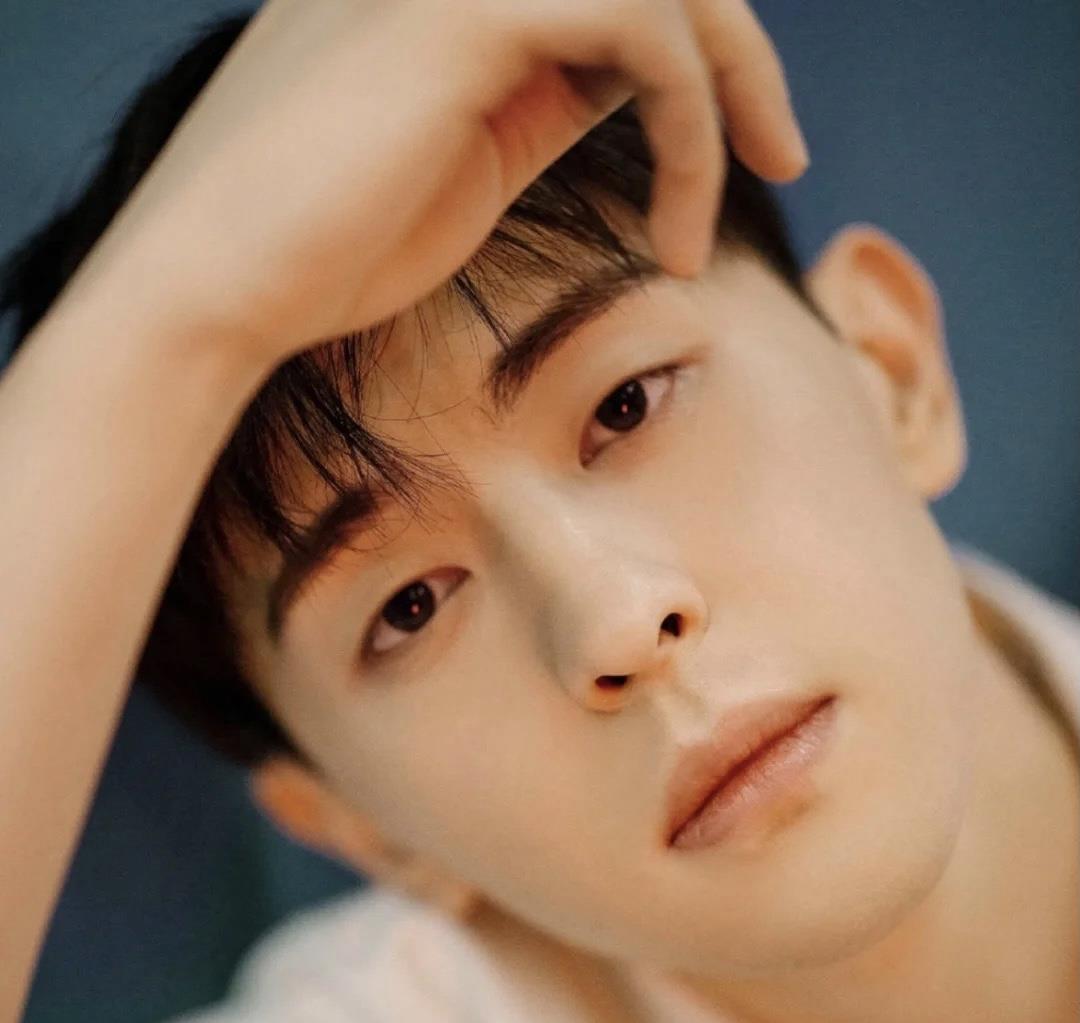 近距离看邓伦也太帅了吧