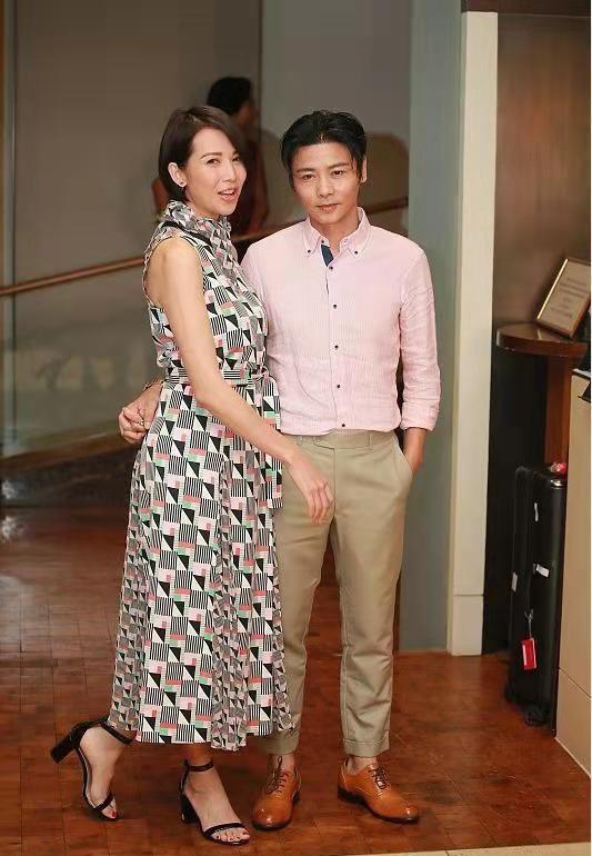 蔡少芬穿无袖裙气质温婉,站老公旁边小鸟依人__财经头条