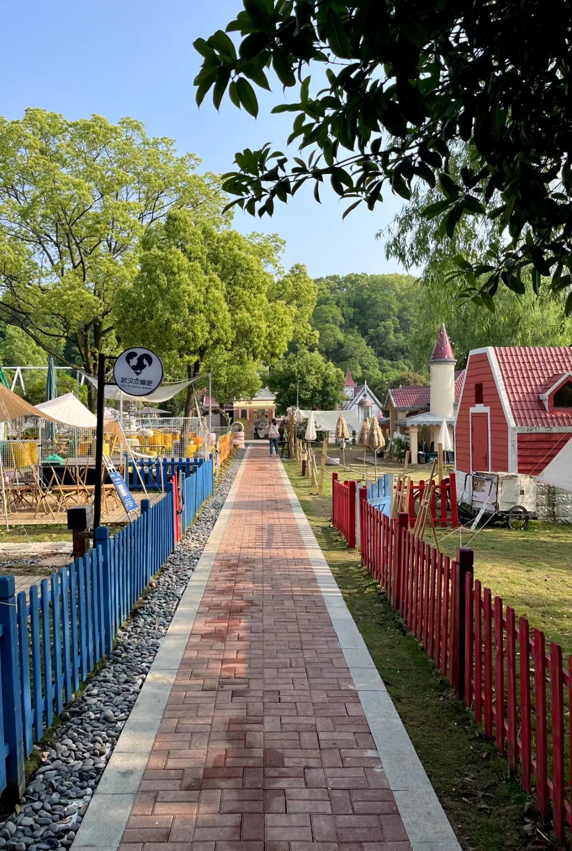 春天的东湖咖啡小镇(武汉东湖风景区梨园)