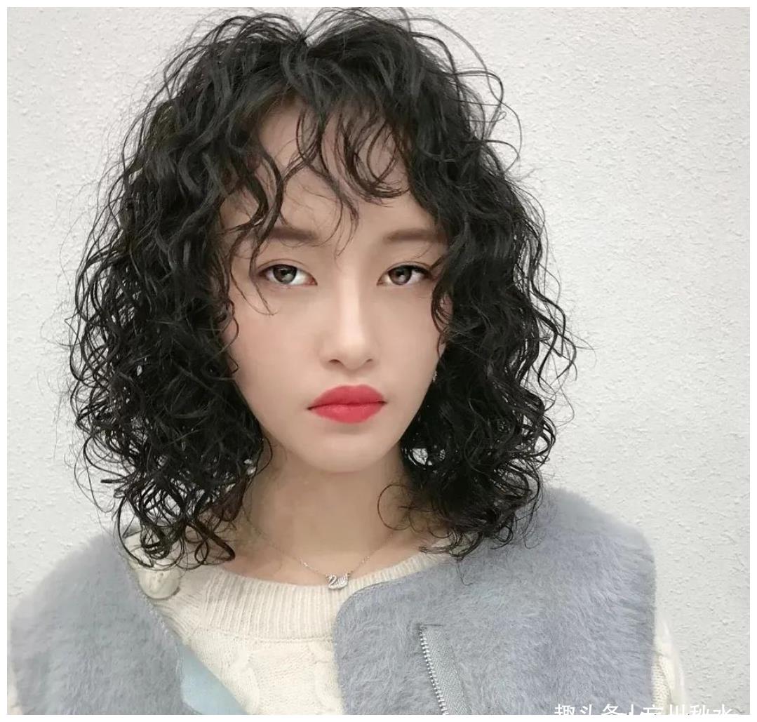 今冬流行烫满头发型20多款,时尚还保暖,烫完真洋气