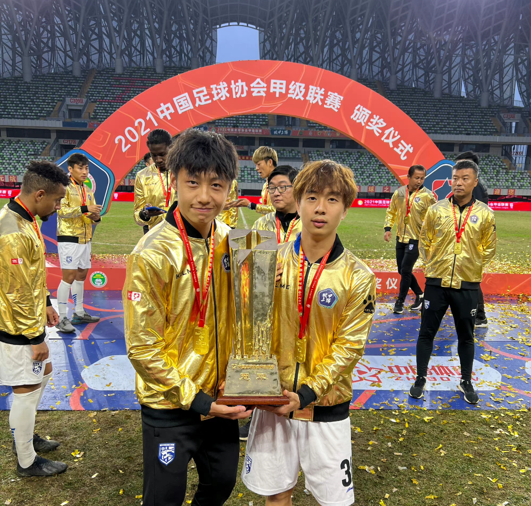 武汉三镇足球队夺得2021赛季中甲冠军,球员们一起庆祝夺冠__财经头条