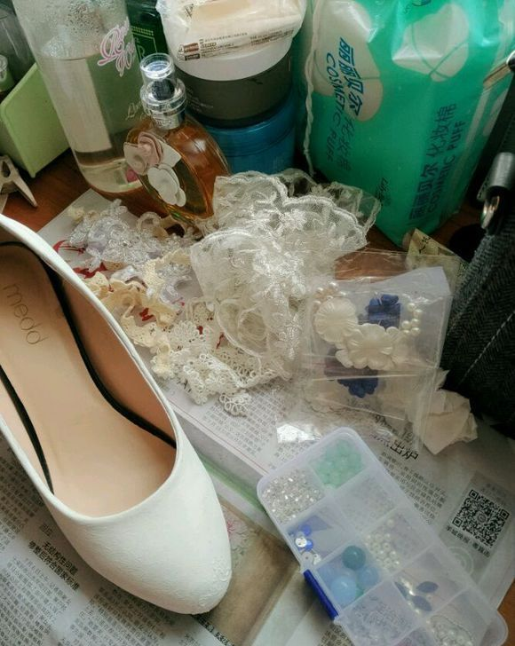 媳妇穿了几天的鞋被扔了但丈夫却突发奇想捡回来了