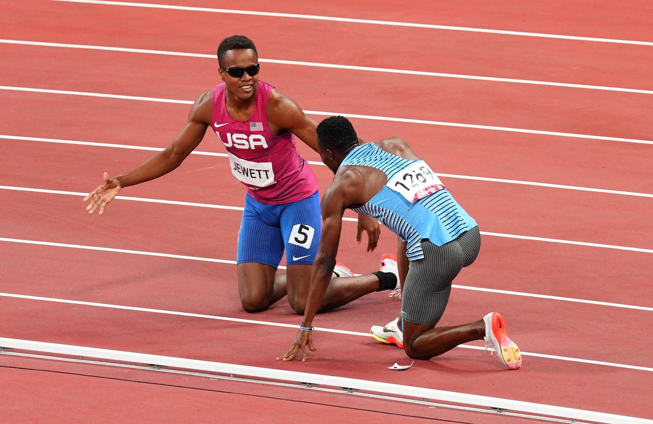 朱特失去平衡倒地,2012年伦敦奥运会为博茨瓦纳赢回银牌的阿莫斯(ni