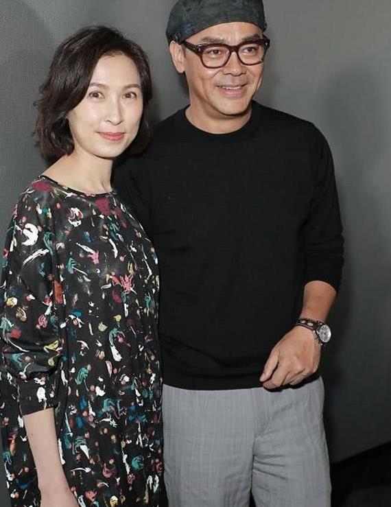 最高学历港姐郭蔼明,卷发配花裙显真实年龄,还是盘发素裙气质佳