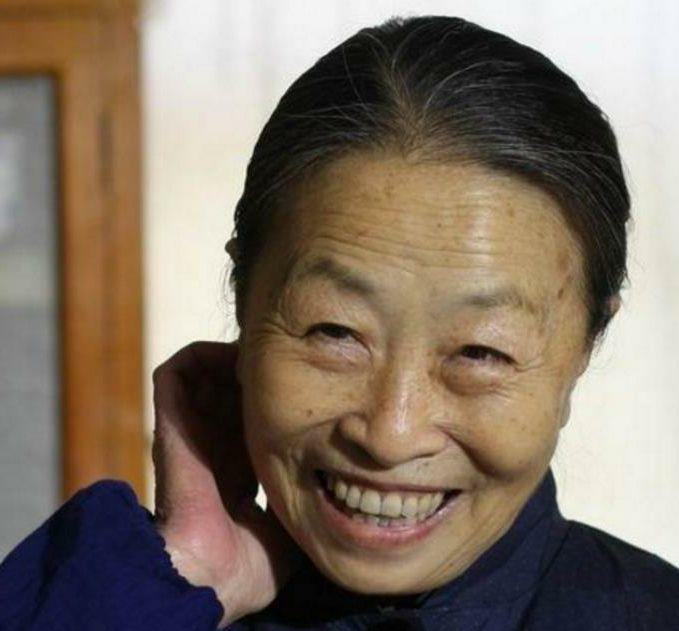 丑娘张少华并不丑看到年轻时的照片才知道她是校花