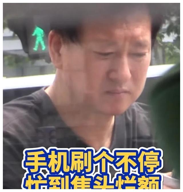 郑爽爸爸现身街头满面愁容 为什么看起来几乎老了十几岁