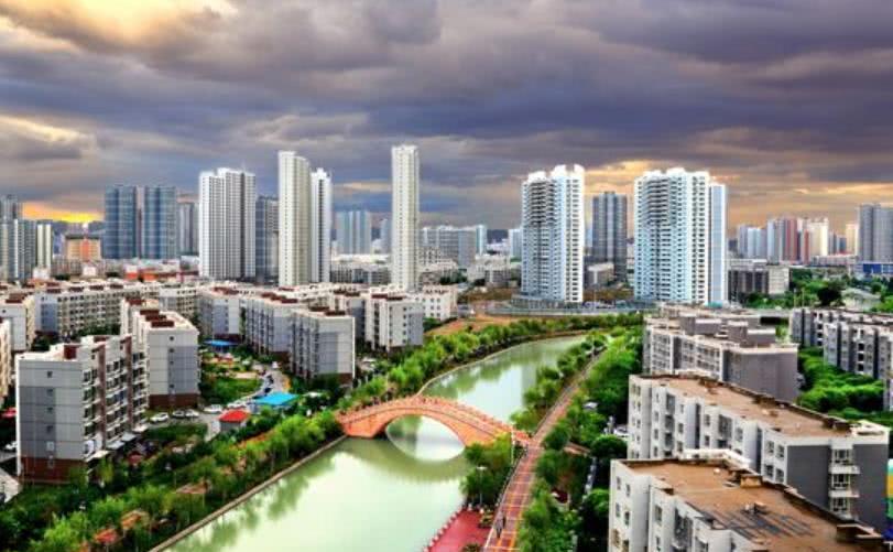 坐落于新疆腹心地带,塔里木盆地东北边缘 ,是南北疆重