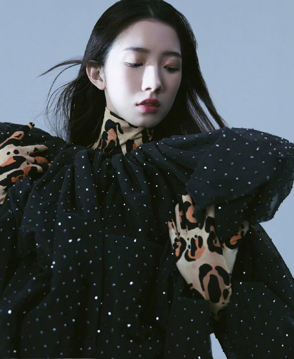 孟美岐精彩ok杂志写真高马尾造型很时尚