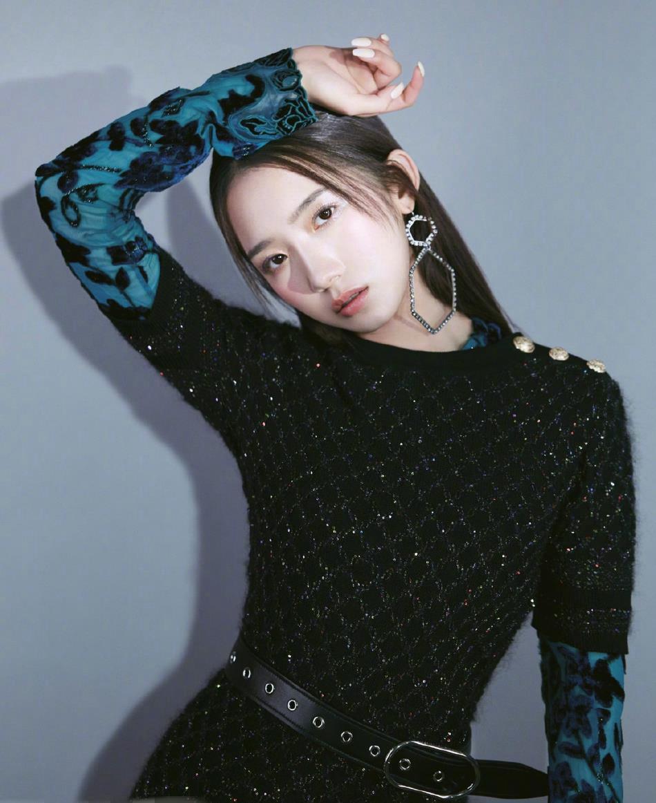 孟美岐精彩ok杂志写真高马尾造型很时尚