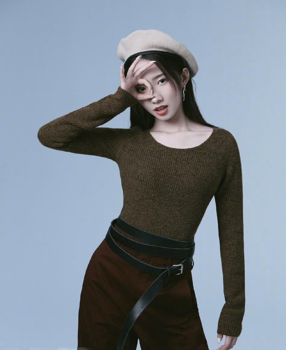 孟美岐精彩ok杂志写真高马尾造型很时尚